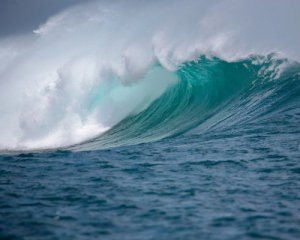 У Китаї величезна хвиля змила у море групу відпочивальників: 10 загиблих