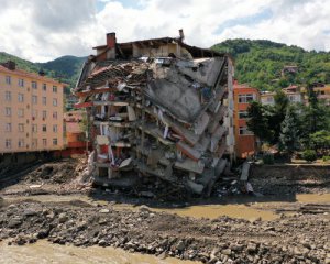 Кількість жертв повеней у Туреччині різко зросла