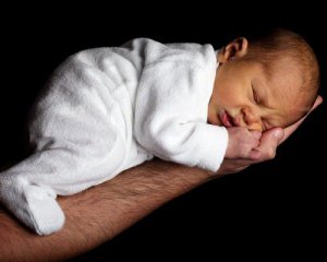 "Дитина під ключ": столичний лікар продавав немовлят за кордон