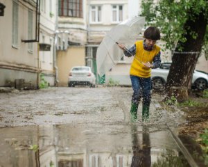 Частину України накриють рясні дощі з градом: список областей