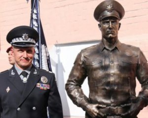 В Киеве установили скандальную статую полицейского