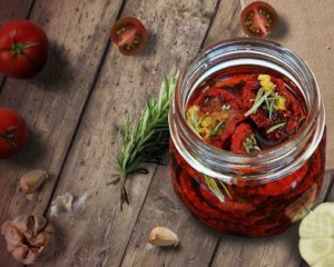 Вкусная закуска за копейки: как приготовить вяленые томаты