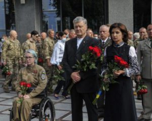 Порошенко с ветеранами войны против российской агрессии почтил память украинских воинов