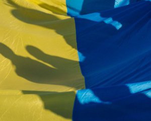 Підлітки поглумилися з прапора України: вандалів засікла камера