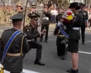 Военный сделал предложение любимой на параде ко Дню Независимости