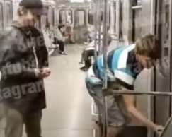 Пьяные подростки шокировали выходкой в столичном метро