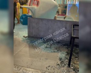 На ребенка в ресторане упали стеклянные двери