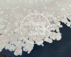 Пляжі в Одесі вкрилися білою субстанцією