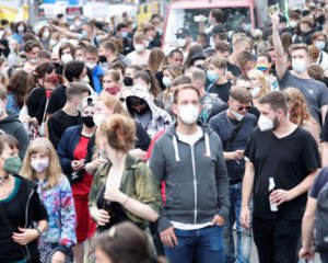 В Берлине тысячи людей протестовали против мер по борьбе с пандемией
