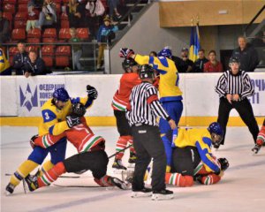 Хоккейный матч с участием украинцев закончился эпичной дракой