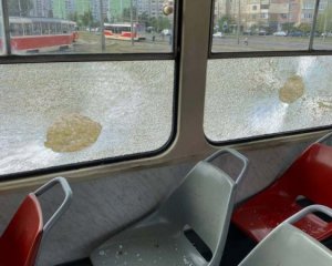 В Киеве мужчина забросал трамвай камнями
