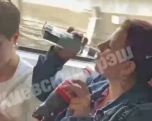 Жінка дудлила горілку у вагоні метро - що їй загрожує