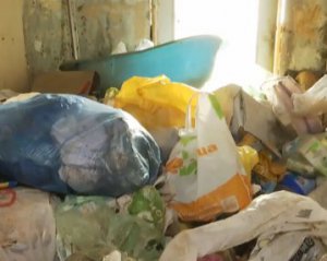 Табун тарганів і нечистоти з вікон: киянка перетворила життя сусідів на пекло