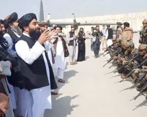 Терористи &quot;Талібану&quot; показали, що залишили військові США в аеропорту Кабула