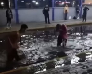 Кияни влаштували купання на затопленій станції трамвая: курйозне відео