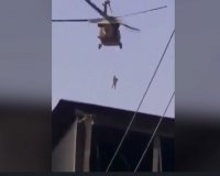 Боевики &quot;Талибана&quot; привязали мужчину к вертолету и поднялись в воздух