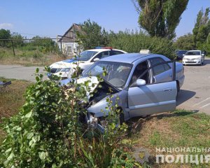 Водій провіз патрульного на капоті і врізався в дерево