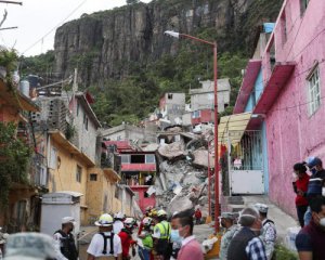 Из-под завалов слышали крики детей: в Мексике на жилой квартал упала скала