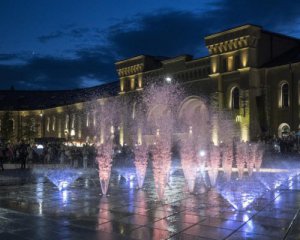 Фонтан на Арсенальній відновили після наїзду вантажівки