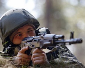 Окупанти обстріляли позиції українських воїнів, є поранений
