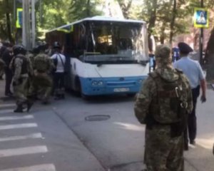 Біля будівлі ФСБ у Криму затримали 40 осіб