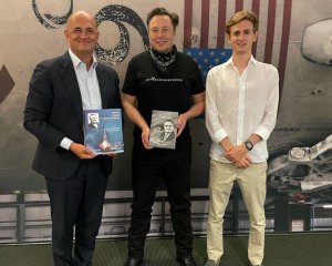 Ілон Маск провів екскурсію по SpaceX для онука Сергія Корольова