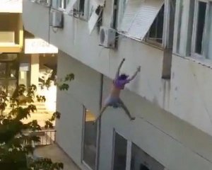 Жертва сексуального рабства викинулася з вікна