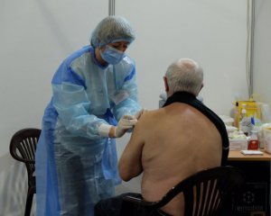 Скольких украинцев вакцинировала Венгрия на границе