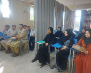 В афганских университетах женщин прячут от мужчин за шторами