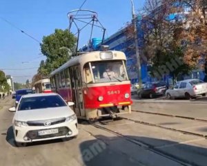 У Києві зупинилися трамваї - пасажири йдуть пішки