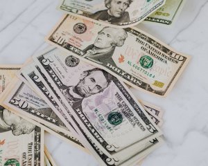 Перед вихідними валюта подешевшала