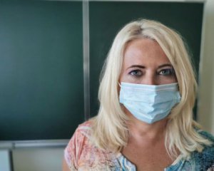 Учителей начинают вакцинировать в школах