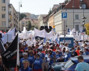 &quot;Працюємо за трьох, а отримуємо копійки&quot;: сотні медиків вийшли на акцію протесту