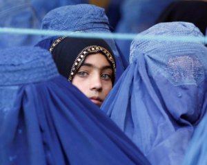Талибы позволят женщинам учиться, но при двух условиях