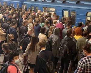 Тьма людей: показали аномальні скупчення в столичному метро