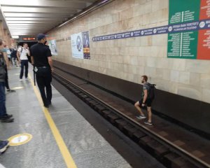 Чоловік паралізував рух поїздів у столичному метро