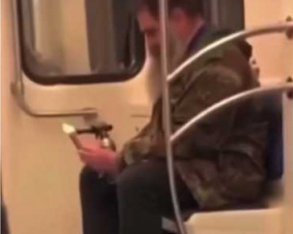Сильно проголодался - мужчина пожарил сосиску в вагоне метро