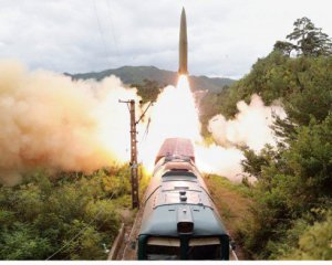 КНДР показала запуск баллистической ракеты с поезда