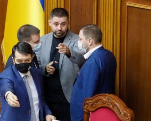 Разумков, Стефанчук и Арахамия устроили публичные разборки
