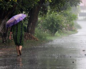 Авто пливуть затопленими вулицями: Одесу накрила потужна злива