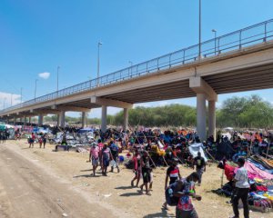 Тисячі нелегальних мігрантів оселилися під мостом на кордоні Мексики і США