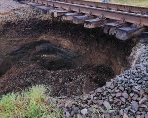 Под железной дорогой провалилась почва - движение поездов изменено