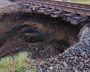 Під залізницею провалився ґрунт - рух потягів змінений