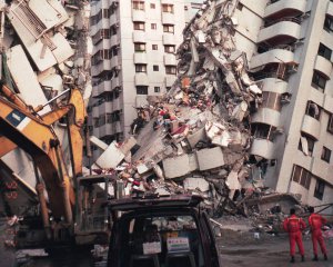 Руйнівний землетрус забрав життя майже 2400 людей
