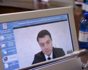 У монобільшості не розуміють статус самоізольованого Разумкова