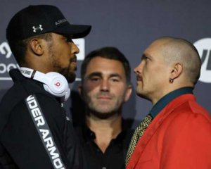 Усик і Джошуа провели дуель поглядів