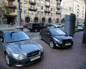Паркуватися в Києві дозволили безкоштовно, але не всім