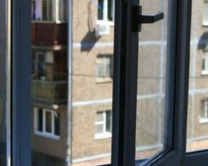 11-річна школярка вистрибнула з восьмого поверху і загинула