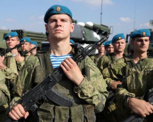Путін залишив численні армійські батальйони біля кордонів України