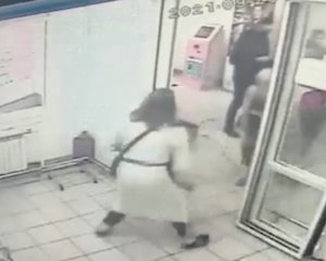 Чоловік в жіночій сукні напав з сокирою на відвідувачів магазину